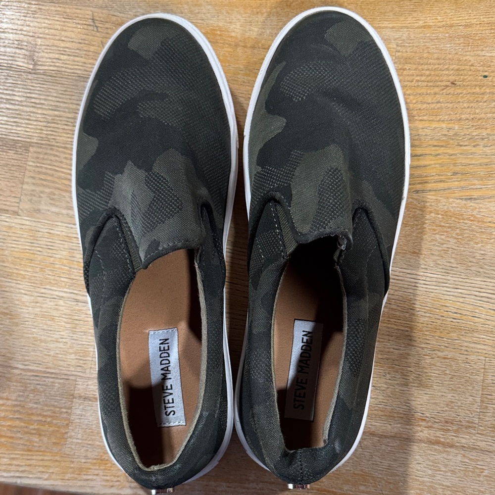Steve Madden Green Camouflage Slip-Ons